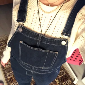 Hängselbyxor  - Jättefina mörkblå hängselbyxor från Monki! Sparsamt använda, nyskick!! Säljer för de inte kommer till användning <3 Stora fickor som det får plats mycket i. Justerbara band och superskönt material. frakt tillkommer!