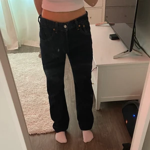Levis jeans  - Lågmidjade Levis jeans, nästan aldrig använda då jag inte gillar hur de sitter på mig!! Jätte bra kvalitet och i sjukt bra skick 