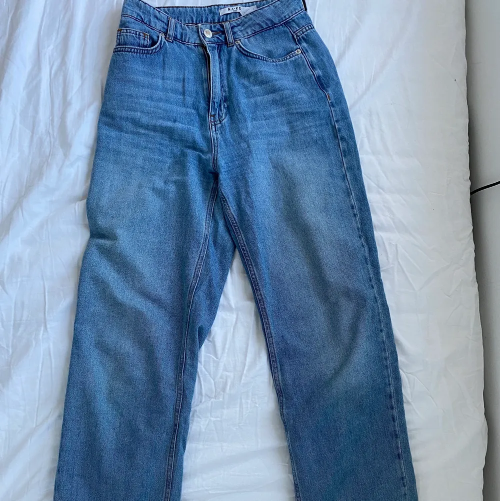 Populära raka jeans från NA-KD i storlek 36, sjukt snygga klassiska jeans! Orginalpriset ligger på 400kr, jag är 163 och de sitter sjukt snyggt i längden!!  . Jeans & Byxor.