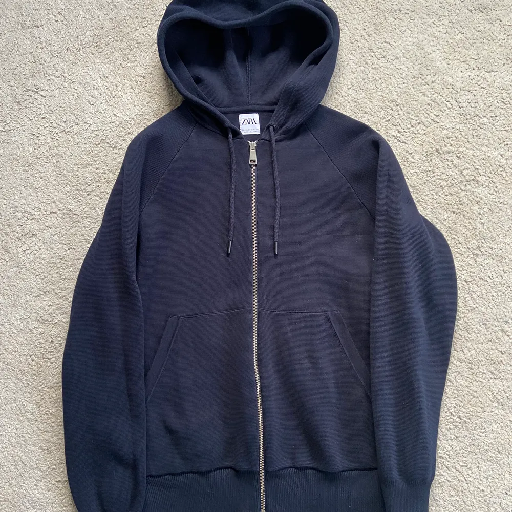 Zara zip hoodie med cardigan material, 9/10 använd fåtal gånger, nypris 599kr, storlek M. Tröjor & Koftor.