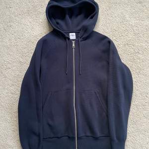 Zara zip hoodie med cardigan material, 9/10 använd fåtal gånger, nypris 599kr, storlek M