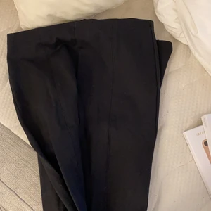 Leggings/byxor  - Jättefina kostym liknande byxor från Gina, storlek M men passar också S
