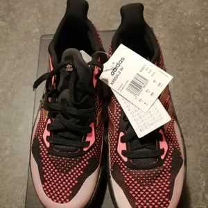 löparskor dam Adidas performance  - Säljer dessa sprillans nya och helt oanvända löparskor, storlek 40. Original pris = 1099kr.