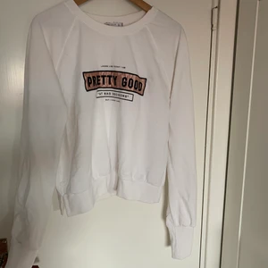 Bershka tröja - Säljer denna vita tröja från Bershka som jag köpte i Spanien för något år sedan, minns inte vad jag köpte den för tyvärr. Den är väl använd men fortfarande i väldigt fint skick, inga fläckar någonstans☺️ Hör av er för fler bilder 
