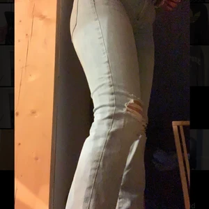 Blåa jeans  - Jag säljer nu mina blåa jeans med hål på knäna. Dem är i storlek 32/xs och sitter super fint vid låren men lite stor i midjan. Dem är fina men ingen användning av dem, dem köpter för ungefär ett halv år sen men använts få gånger. Ny pris 200