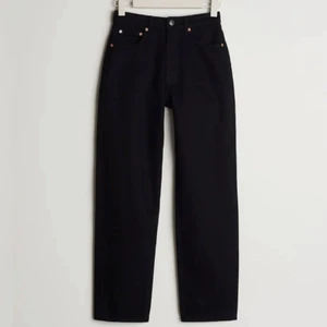 Gina tricot 90s petite high waist jeans  - Jeansen är från Gina tricot köpte de för 599 kr ca 10 mån sen. De är i bra skick bara jag som vuxit 😄. De är i storlek 34 och superbekväma. 