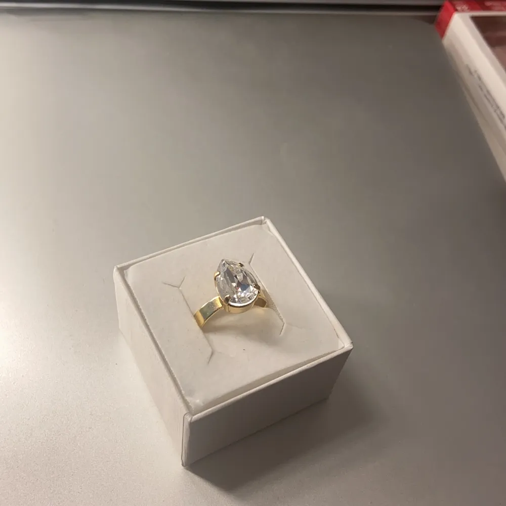 Säljer denna super fina ring från svedbom som jag fick i julklapp men den har endast kommit till användning fåtal gånger. Super fint skick, som ny🥰 nypris 500kr. Accessoarer.