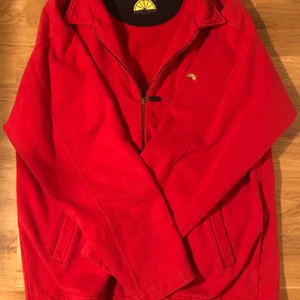 Acqua Limone Röd Zip Up Tröja - Tröjan är köpt på secondhand men är i jättebra skick. Säljer den då jag tycker att den sitter FÖR oversized på mig. Det är bara att fråga för fler bilder☺️ OBS köparen står för frakten. Frakten är även alltid spårbar. 