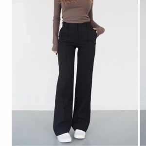 Sjuk snygga vera kostymbyxor  - Svarta byxor, något hög midja, med lite stretch.  Byxorna är en rak modell med lite vidd.  Byxorna har bältesband och en snygg söm i mitten för en klassisk look.  Byxorna är i ett mjukt material som är riktigt skönt och sitter riktigt bra på kroppen. Råka köpa två i samma storlek! helt oanvänd.