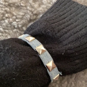 Armband  - Egengjort blått jeansarmband med nitar🌟  för perfekt passform mät din handled så tillverkar jag efter dina mått.  Ps frakten blir billigare om jag postar med frimärken😉