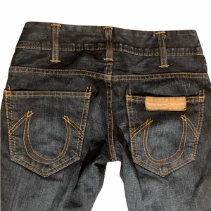 True religion jeans  - Detta är ett par låg midjade true religion jeans som tyvärr inte kommer till användning. Jag köpte de nya från sellpy och har inte använt alls mycket. Jag är 166cm och de är lite långa på mig, går dock att vika upp. 💗Midja: 76cm 💗Innerbenet: 86cm