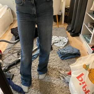 Snygga baggy jeans från Zara🥰🥰 -  Jeans  från Zara i storlek 36. Jag är 173 cm lång och dom är perfekt långa för mig. Säljer då jag endast använt dom en gång 