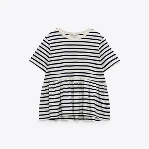 randig tröja med volang - En superfin, randig t-shirt från Zara! Den är vit med marinblå ränder💙 Den är i nyskick men säljer den då den tyvärr inte kommer till användning. Skriv till mig om ni har några funderingar eller vill ha fler bilder. Första bilden är tagen från Zaras egna hemsida.