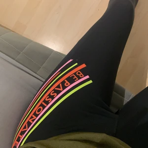 Träningstights - Träningstights med ett fint tryck på, köpta på primark för nått år sedan men gillar inte hur dom sitter på mig. Trycket har lite skav men det är inget som syns så mycket. Du står för frakten och priset kan diskuteras. Passar mig bra som är 175 men skulle även passa både längre och kortare