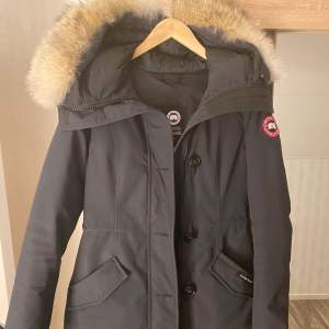 Hej! Säljer min relativt nya Canada goose rossclair parka storlek XS. Köpte den i början på vintern, tvungen och sälja pga flytt och måste ha pengar till inredning. Ny pris 12000kr. Billigare vid snabb och smidig affär!