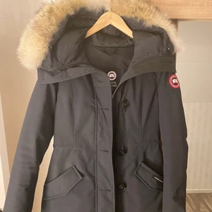 Säljes canada goose rossclair parka XS - Hej! Säljer min relativt nya Canada goose rossclair parka storlek XS. Köpte den i början på vintern, tvungen och sälja pga flytt och måste ha pengar till inredning. Ny pris 12000kr. Billigare vid snabb och smidig affär!