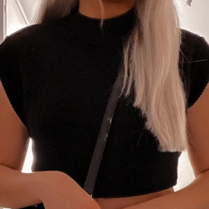 Stickad t-shirt/väst - Super fin och passar till nästan allt!! Bara använd några få gånger så i toppskick. ❤️‍🔥 