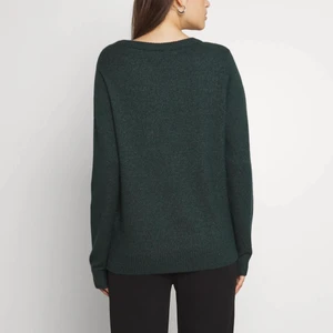 Stickad tröja - Säljer denna så fina tröja i finaste färgen ifrån vila! Aldrig använd⭐️👌🏼