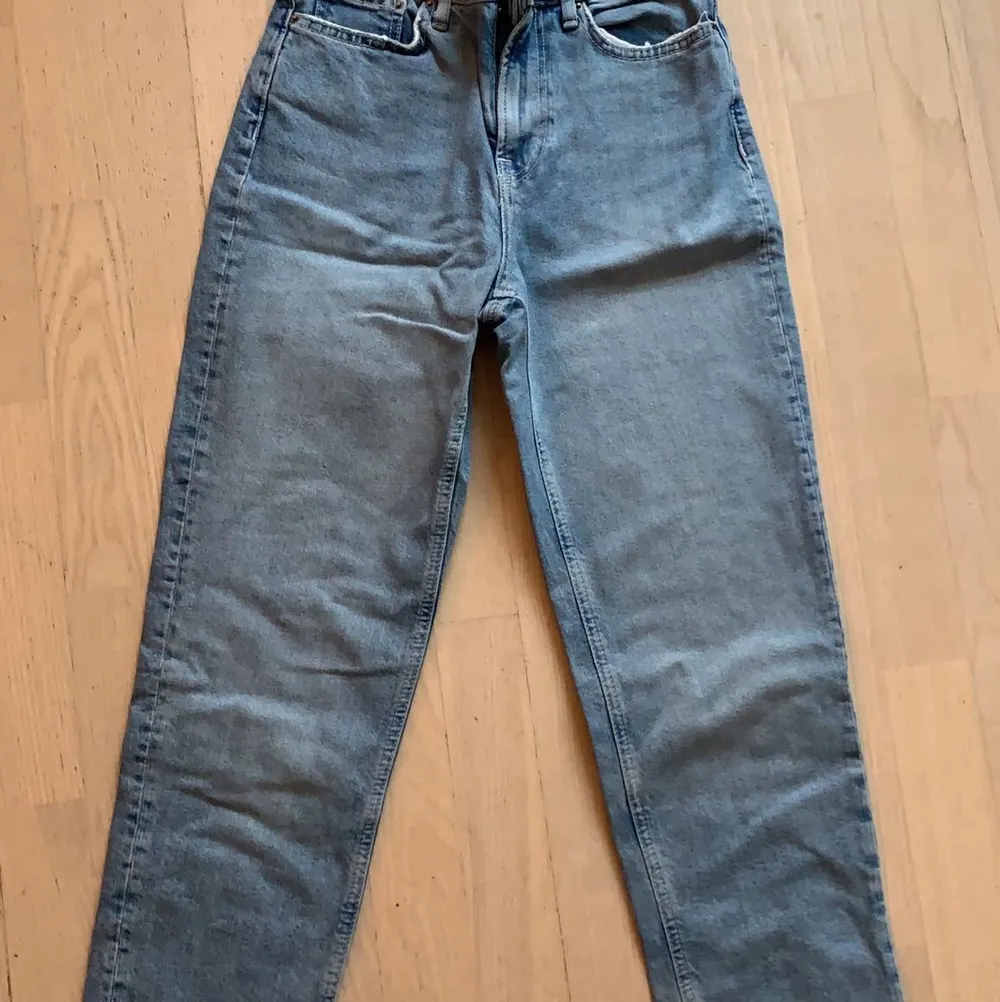 Sælger disse bukser fra pieces. Brugt 2-3 gange, men ingen tegn på slid. Jeans & Byxor.