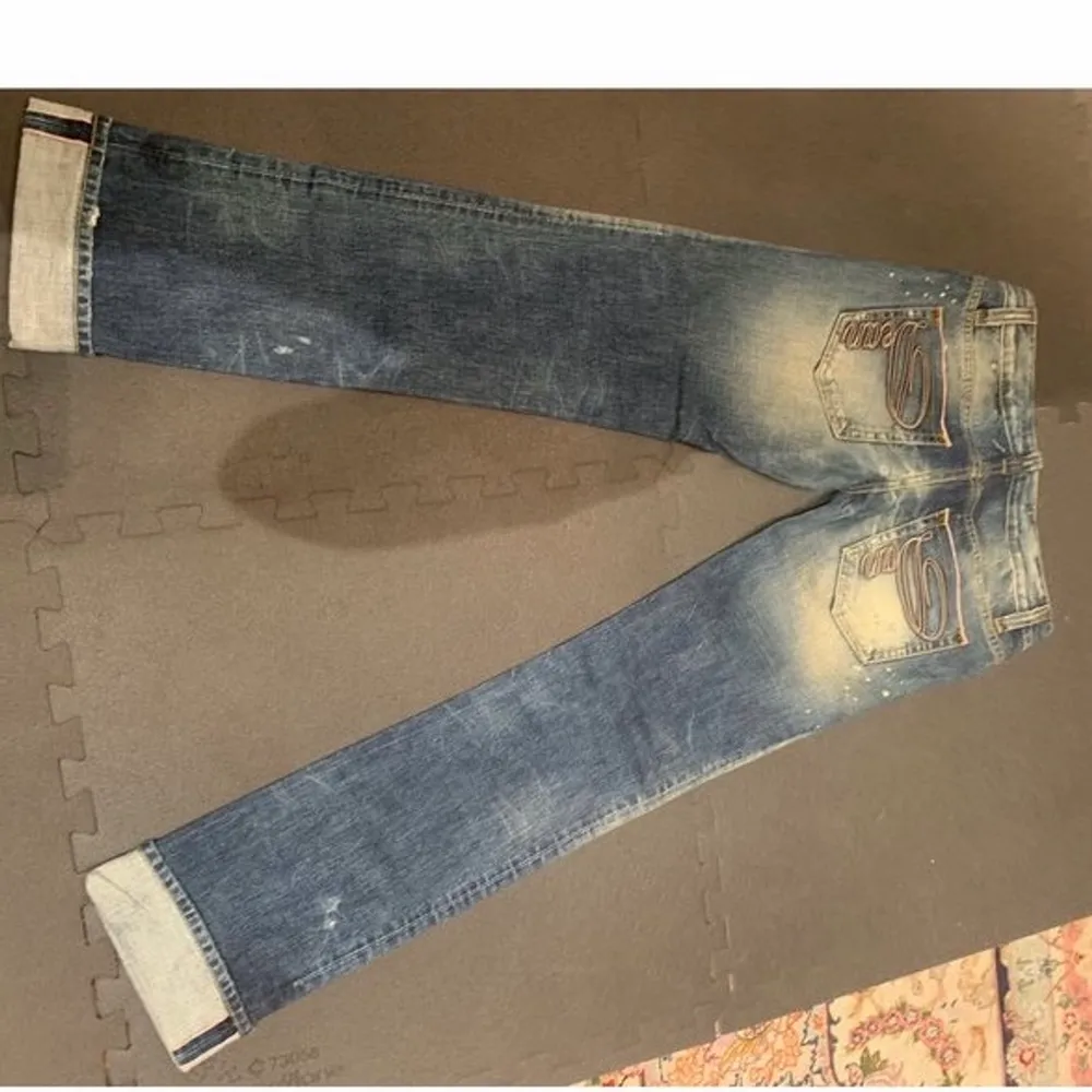 Assnygga low waist jeans från märket Dsquared2. TYVÄRR är de för små för mig! De är långa i benen och straight i en så snygg tvätt med coola detaljer. Storlek 40 IT vilket motsvarar 34-36 i EU.. Jeans & Byxor.