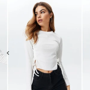 Söt vit tröja - HELT NY aldrig använd. Beställd för liten storlek.