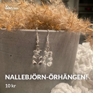 Nallebjörn-örhängen!  - Nallebjörn-örhängen gjorda utav mig Ellen!                                   10 kr + 13 kr frakt!                                                                 (KÖP 4 PAR= FRAKTFRITT!) ❤️