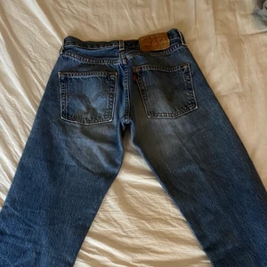 90’s Levi’s 501 - säljer mina jättesnygga Levi’s 501:or igen pga oseriösa köpare! jättesnygga från 90talet, köpta på ett second hand💘för små för mig som har 38, skulle säga att de är en 32/34 i ”vanlig storlek”💗