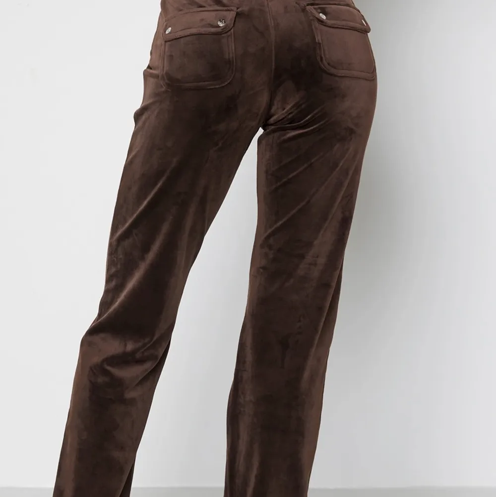 Har bestämt mig för att sälja mina bruna Juicy Couture byxor i strl XS💖💖Bra skick, hör av dig till mig för fler bilder☺️. Jeans & Byxor.