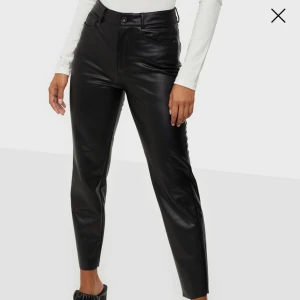 Svarta skinnbyxor - Svarta skinn-byxor från Only. Storlek xs, längd 30. Säljer då de inte passar mig.    Köpare står för frakt om du ej kan mötas i Gbg. Pris kan diskuteras!