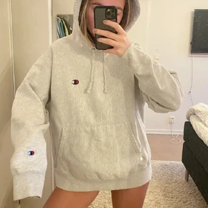 Champion hoodie - En ljusgrå championhoodie som inte kommer till användning längre. Mycket fint skick! 