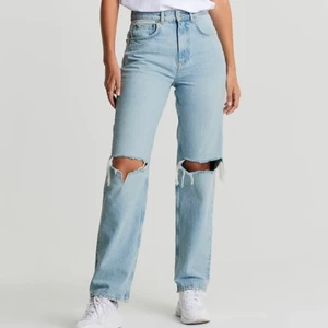 strl 36 - hej. jag säljer mina Gina tricot byxor 90s high waist jeans. aldrig använda alls och lampparna man får med byxorna när man köper dem och prislappen finns kvar på byxorna. använder ej pga dem var fö små. ord pris: 149kr plus frakt på 39kr och jag säljer dem för 100kr och köparen står för frakten. 
