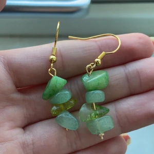 Crystal earrings - Säljer de här hemmagjorda örhängena med gröna stenar. Skriv privat för fler bilder. ✨✨