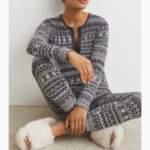 Skitsnygg och mysig jumpsuit/onepiece från H&M, skulle haft den under vintern men blev aldrig av så den är oanvänd, inga defekter och köparen står för frakten❤️ formar sig efter kroppen så både större och mindre storlekar passar