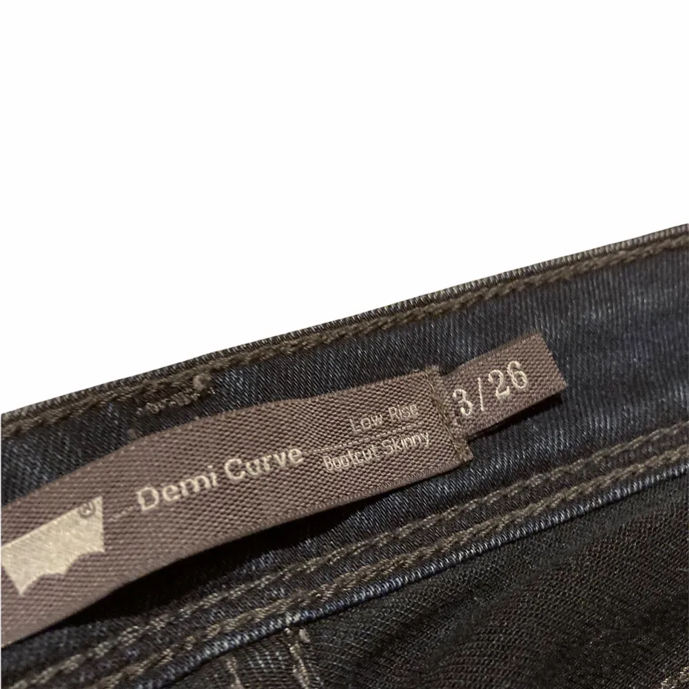 Ett par jättefina låg midjade Levis jeans i modellen Demi Curve som tyvärr inte kommer till användning.💗 Midjemått: 76cm Innerbenet: 75cm. Passar mig som är 166☺️. Jeans & Byxor.