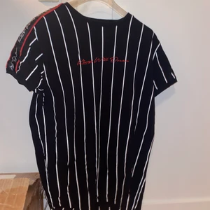 Svart t-shirt med stripes - Svart Kings Will dream t-shirt i storlek S, knappt använd. Säljer då jag växt ut den.