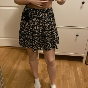 Kjol storlek M - Kort kjol i storlek M. Enbart använd en gång och är i gott skick.