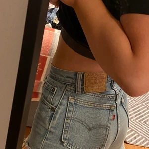 Levis shorts - Fina levis shorts som är begagnade, använts av mig en sommar men börjar nu bli lite små tyvärr, sitter jättefint och högmidjade, något slitna längst ner men annars i fint skick❤️ vet tyvärr inte storleken på dessa men tror dem passar på en 34/36❤️‍🔥