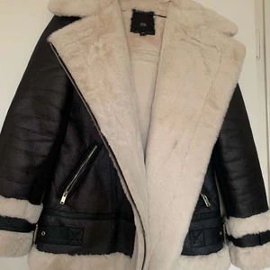 Fodrad mysig jacka  - Sparsamt använd, köpt på river island, storlek M 