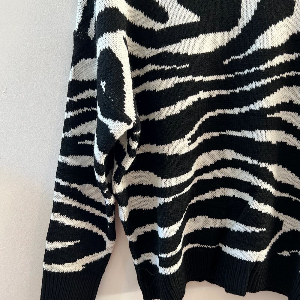 (Gratis frakt)Så snygg stickad tröja med zebra mönster!! I mycket bra skick, bara provad!!🖤. Tröjor & Koftor.