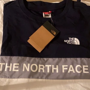 The North Face tshirt  - Jättefin helt ny och oanvänd, storlek M från herravdelningen. Säljer pga bytesrättiden uppehöll och jag köpte fel storlek. 