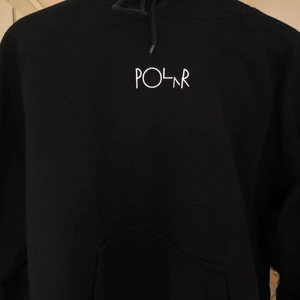 Polar hoodie svart. - Polar hoodie i medium men passar bättre om du har storlek small.
