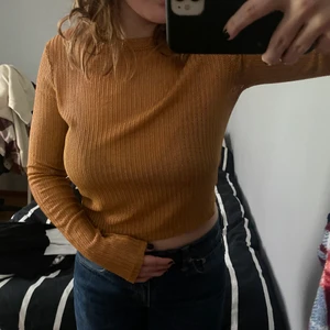 Zara - Orange zara tröja som bara är använd ett fåtal ggr🥰 Den är lite kortare så passar lika bra till hög eller lågmidjade byxor beroende på var man föredrar❤️
