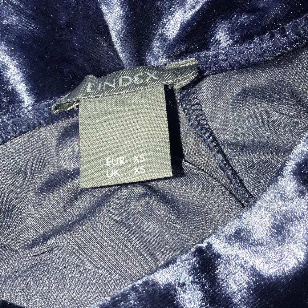 Ascoolt blått velourset från Lindex med ett linne och ett par utsvängda byxor. Knappt använda. Byxorna är i storlek Xs och linnet är i small 🌟. Övrigt.