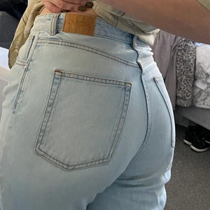 Jeans - Ljusblåa jeans från monki💜 säljer på grund av för stora! köparen står för frakt, pris kan diskuteras 💜🛵