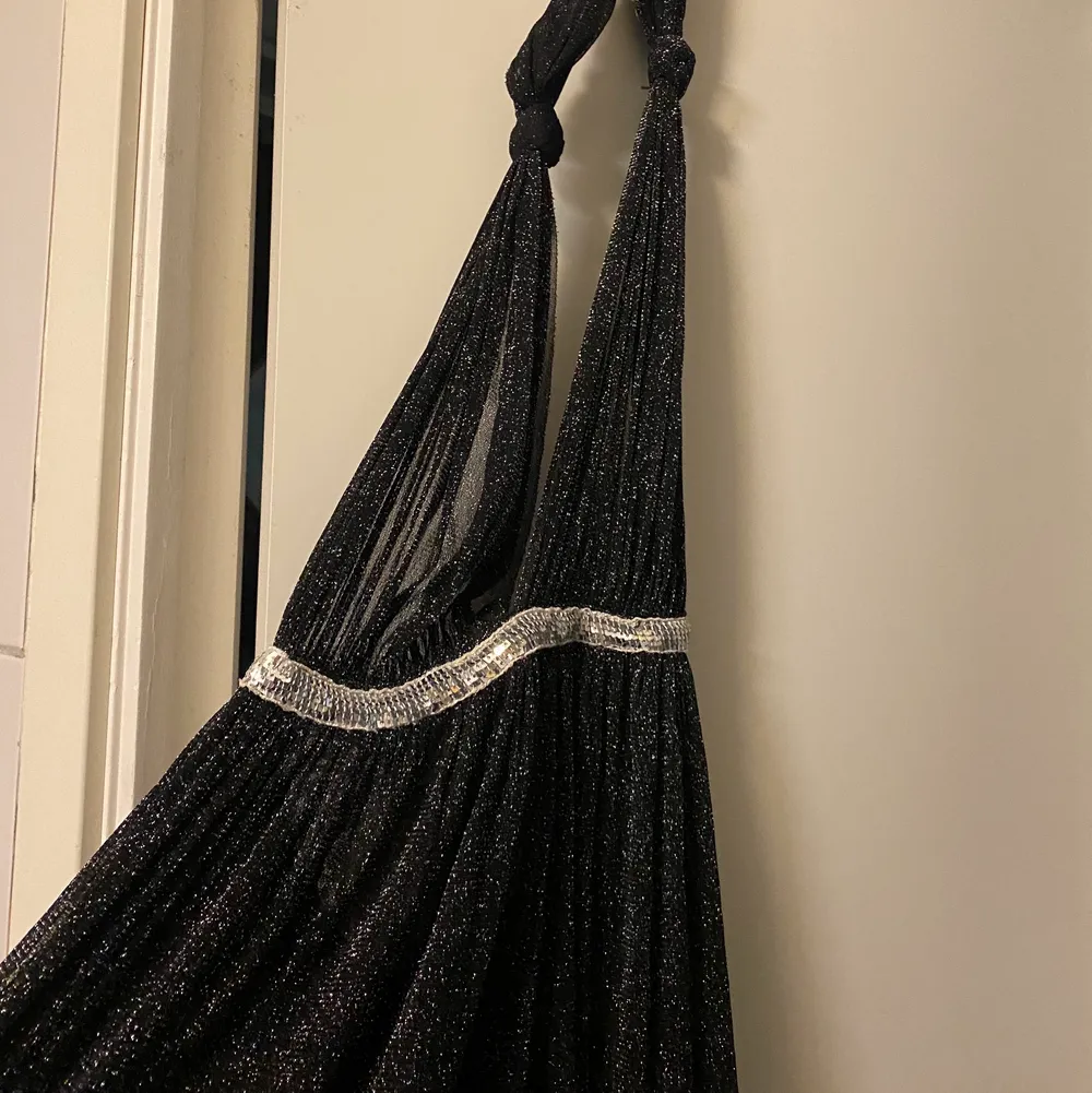 Jätte fin klänning med öppen rygg,tyvärr har den aldrig kommit till användning och därför oanvänd storlek S/M. Den är svart och glittrig. Klänningar.