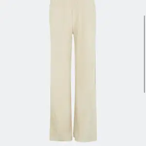 Säljer dessa supersköna mjukis byxor från Bikbok, icon heter dom, slutsålda på nätet. Strl s. Har inte användning för dom. Knappt använda, pris 150kr eller bud 