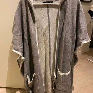 Stickad kaftan  - Stickad kaftan i fint skick från Zara. Mycket gott skick, använd ett fåtal gånger. 