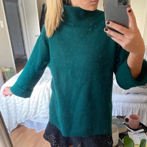 Stickad tröja - Jätte fin grön stickad polotröja från H&M✨