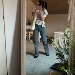 Grå jeans - Grå jeans från Weekday⚡️ säljer då dem inte kommer till någon användning längre. Bra skick!!!!! skriv för fler bilder eller frågor. Storlek 24/32 . Jag är 163!!