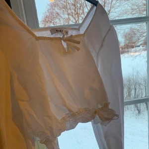 Blus - Säljer denna fina blus från NAKD! passar s och m. Ett jättelitet hål nere vid sömmen men de syns knappt när den sitter på (har använt den och de syns inte alls). Storlek 36🤍🤍